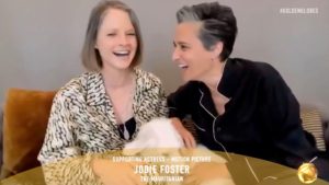 la actriz Jodie Foster en el momento de aceptar su golden globe