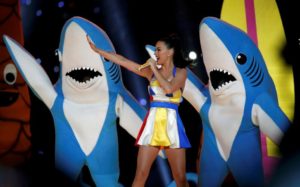 katy perry con el tiburon en el Halftime del SB