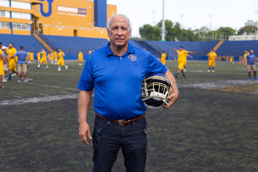 Presidente ONEFA Juan Manuel Bladé en el campo de Auténticos Tigres UANL