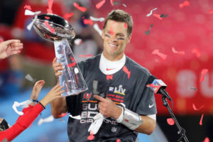 Brady sostiene el Vince Lombardi