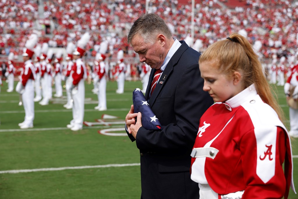 Alabama conmemora el 9/11 Teniente William Randall recibe la bandera en señal de duelo